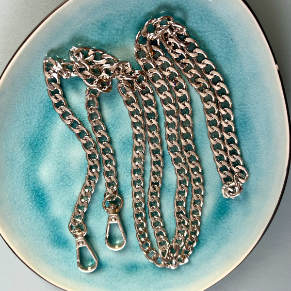 Taschenkette silber mit 2 Karabiner 120 cm Länge 1cm Breite metall
